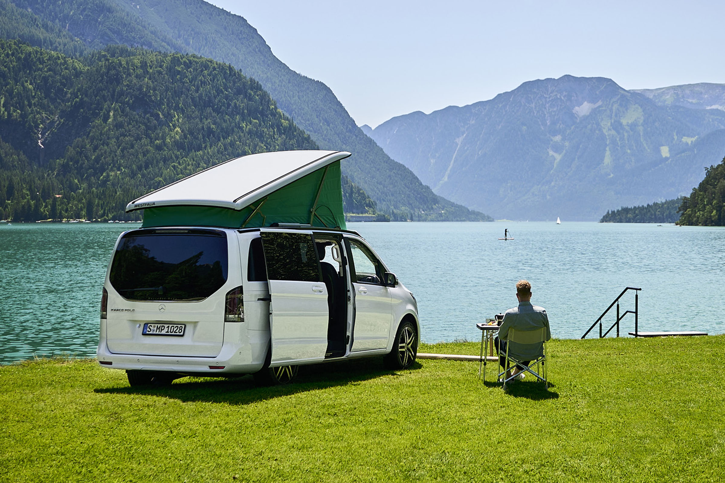 Elmia Husvagn Husbil | Marco Polo | Mercedes-Benz Transportbilar Vit Mercedes-Benz Marco Polo med uppfällt pop-up tak vid sjöstranden