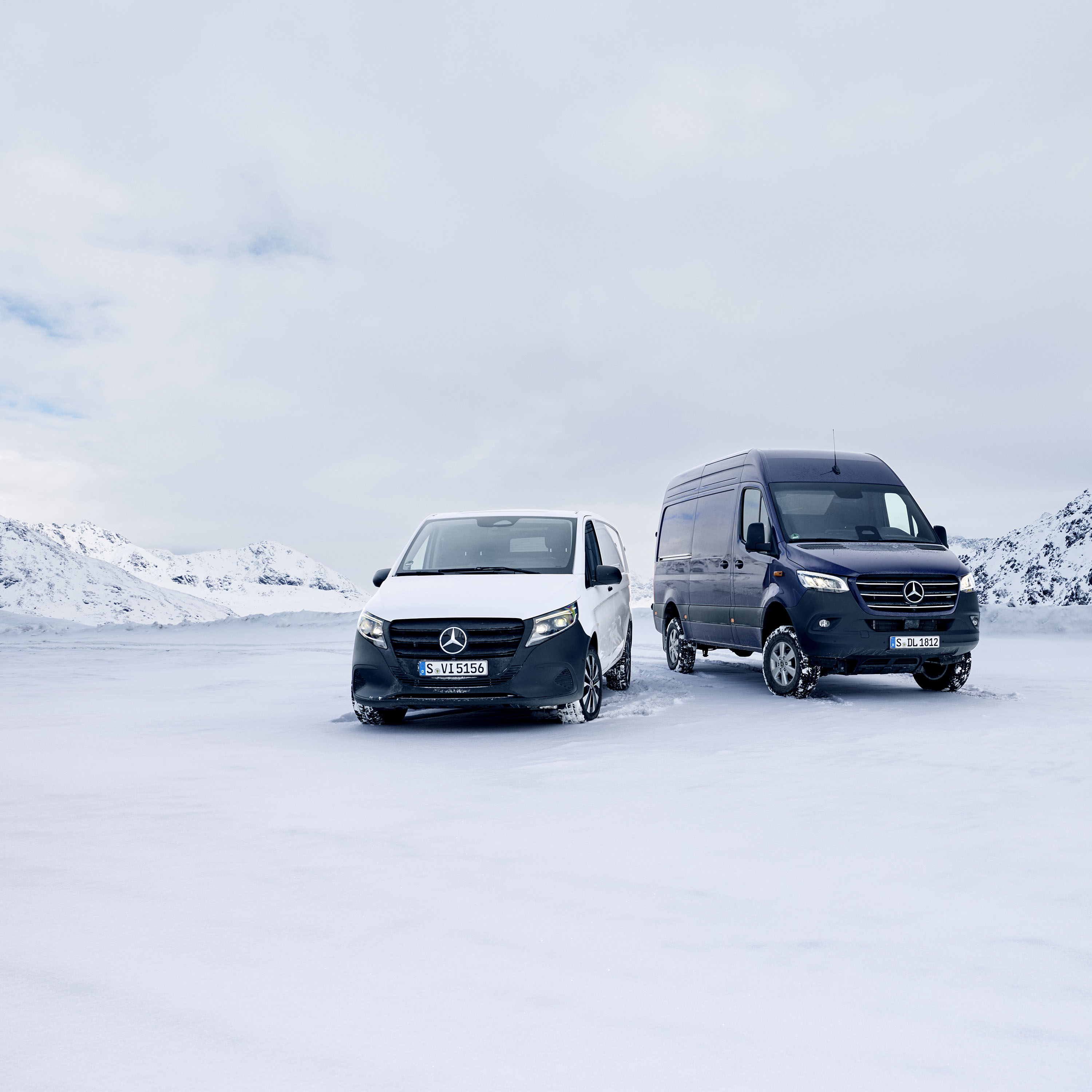 Sprinter Tourer, skåpbil och flakbil | 4x4 | Mercedes-Benz Sprinter Skåpbil och Flakbil står på snö.