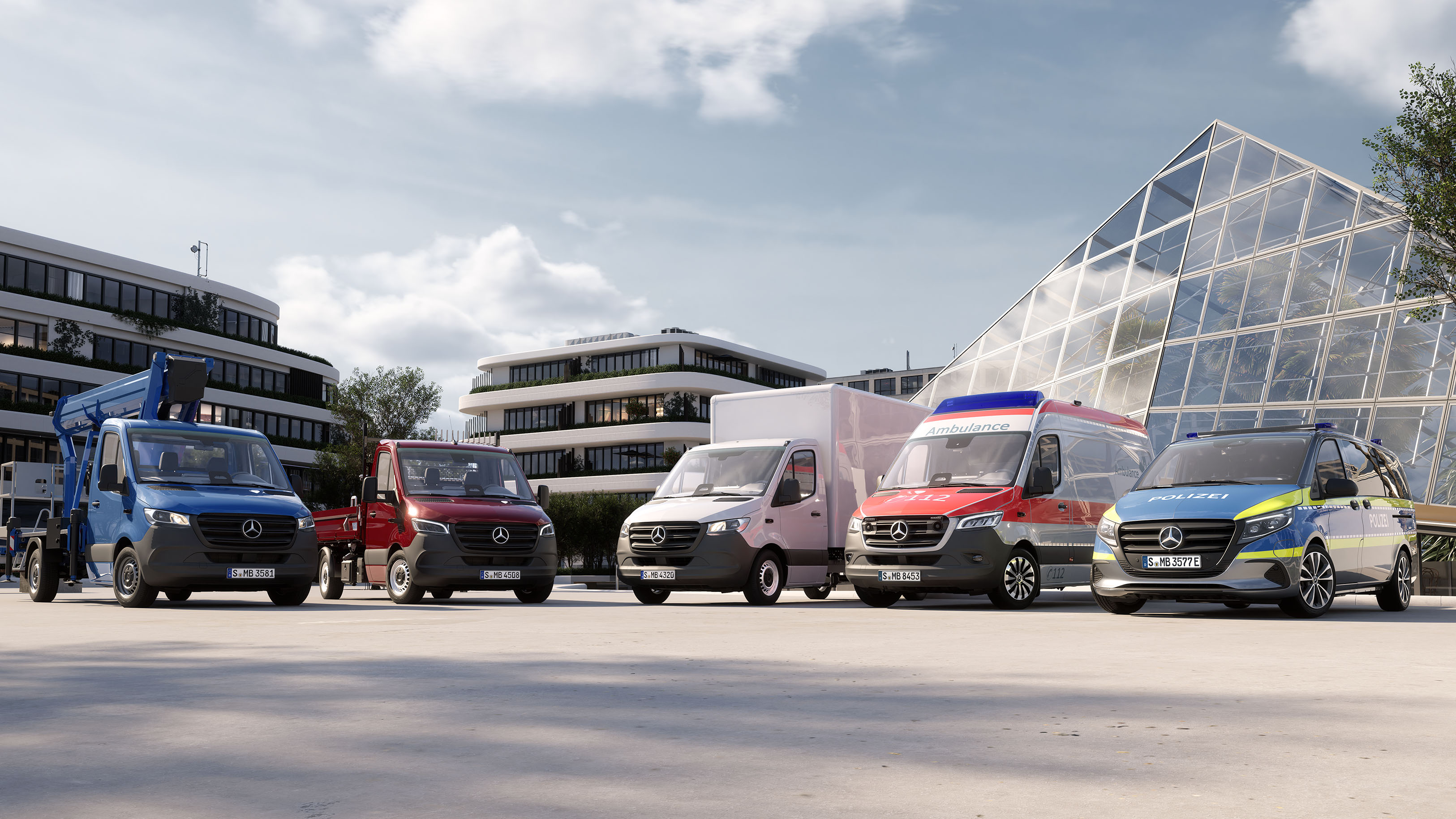 Mercedes-Benz transportbilar med olika påbyggnads- och ombyggnadslösningar i arbetsmiljö. På en öppen yta framför modern arkitektur står flera Mercedes-Benz skåpbilar med individuella påbyggnads- och ombyggnadslösningar parkerade sida vid sida, bland annat fordon för logistik, bygg, hantverk och kommersiellt bruk.