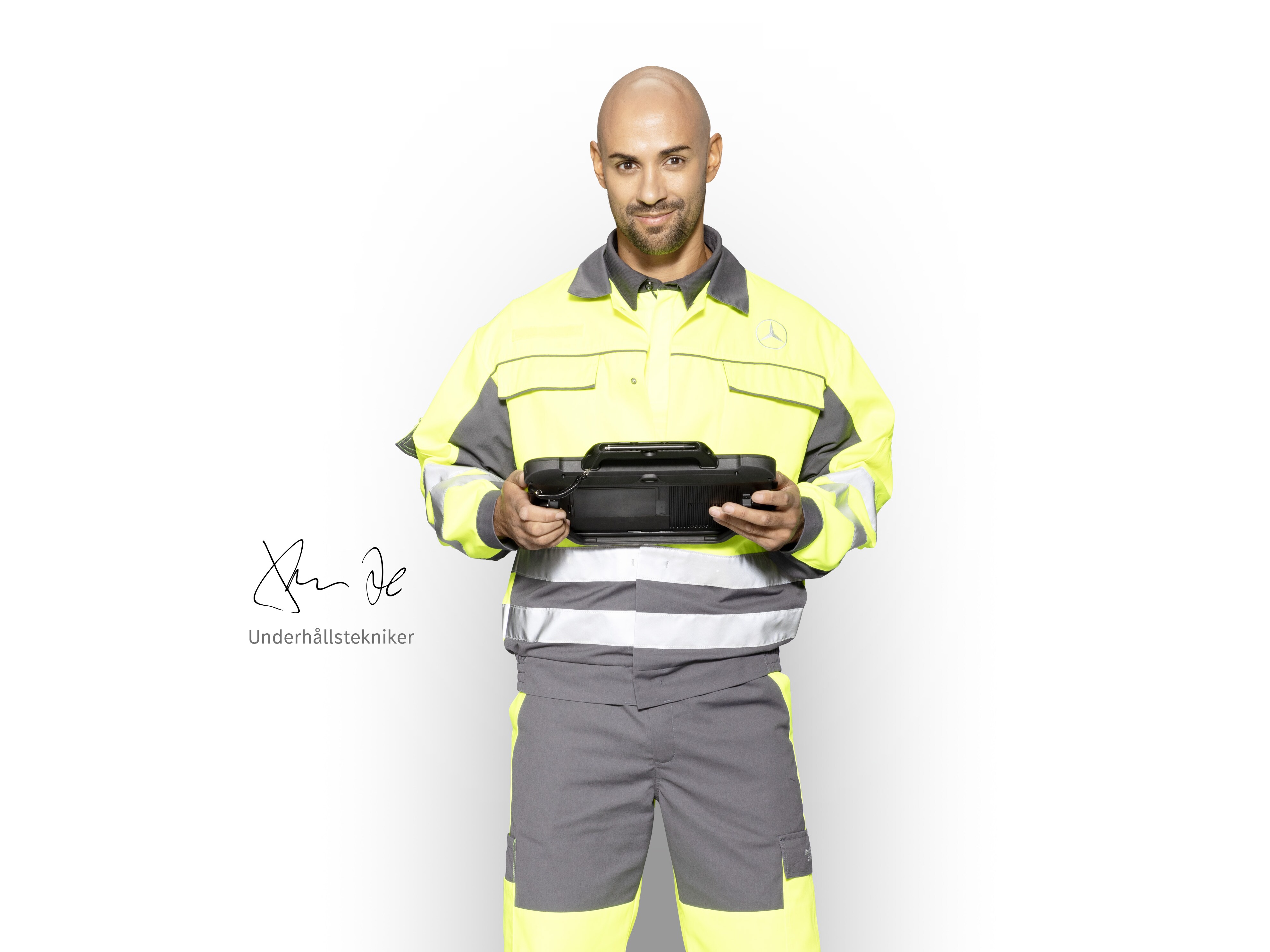 Mercedes-Benz servicetekniker med en surfplatta.