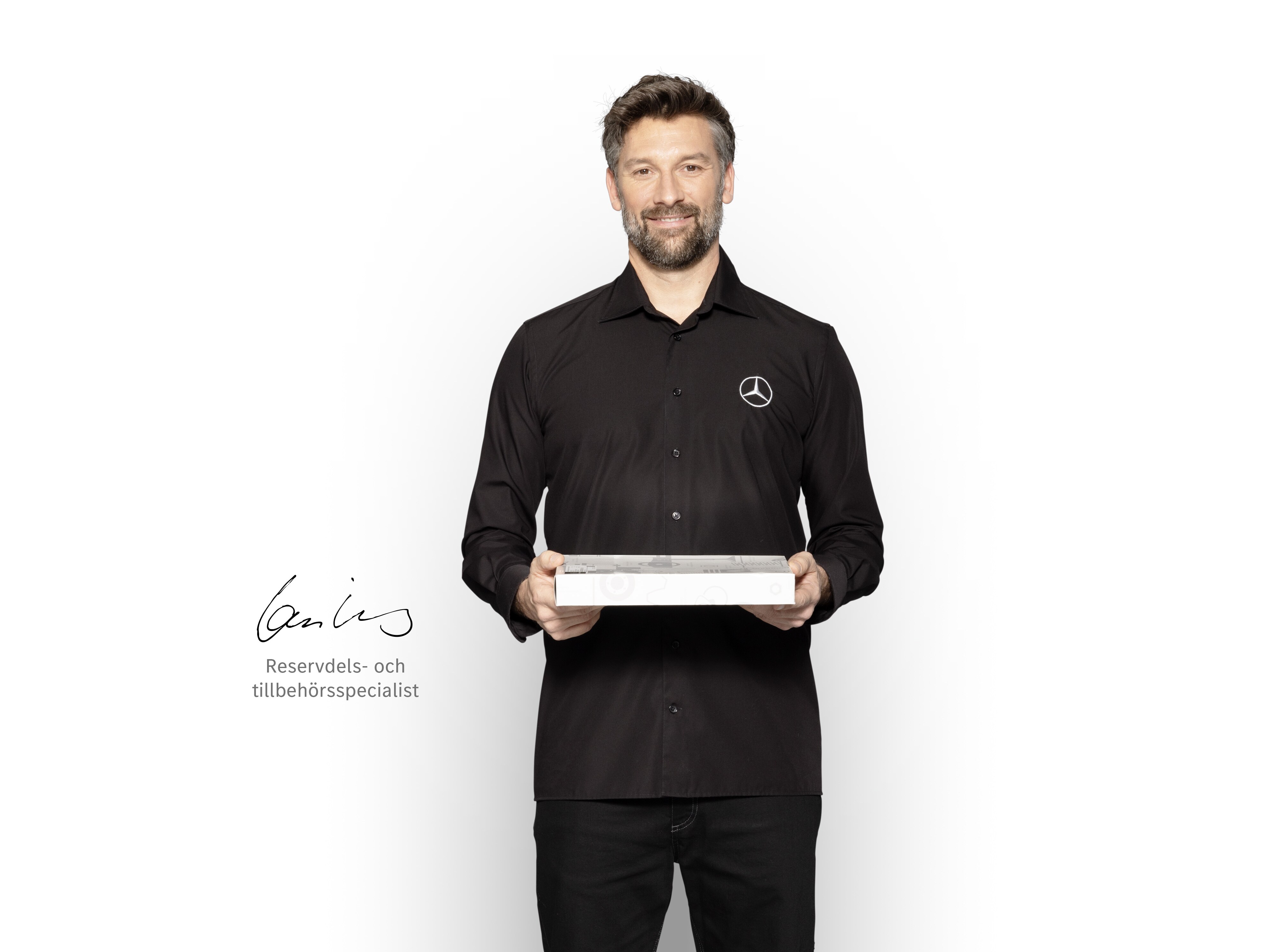 Mercedes-Benz reservdelsspecialist med surfplatta.