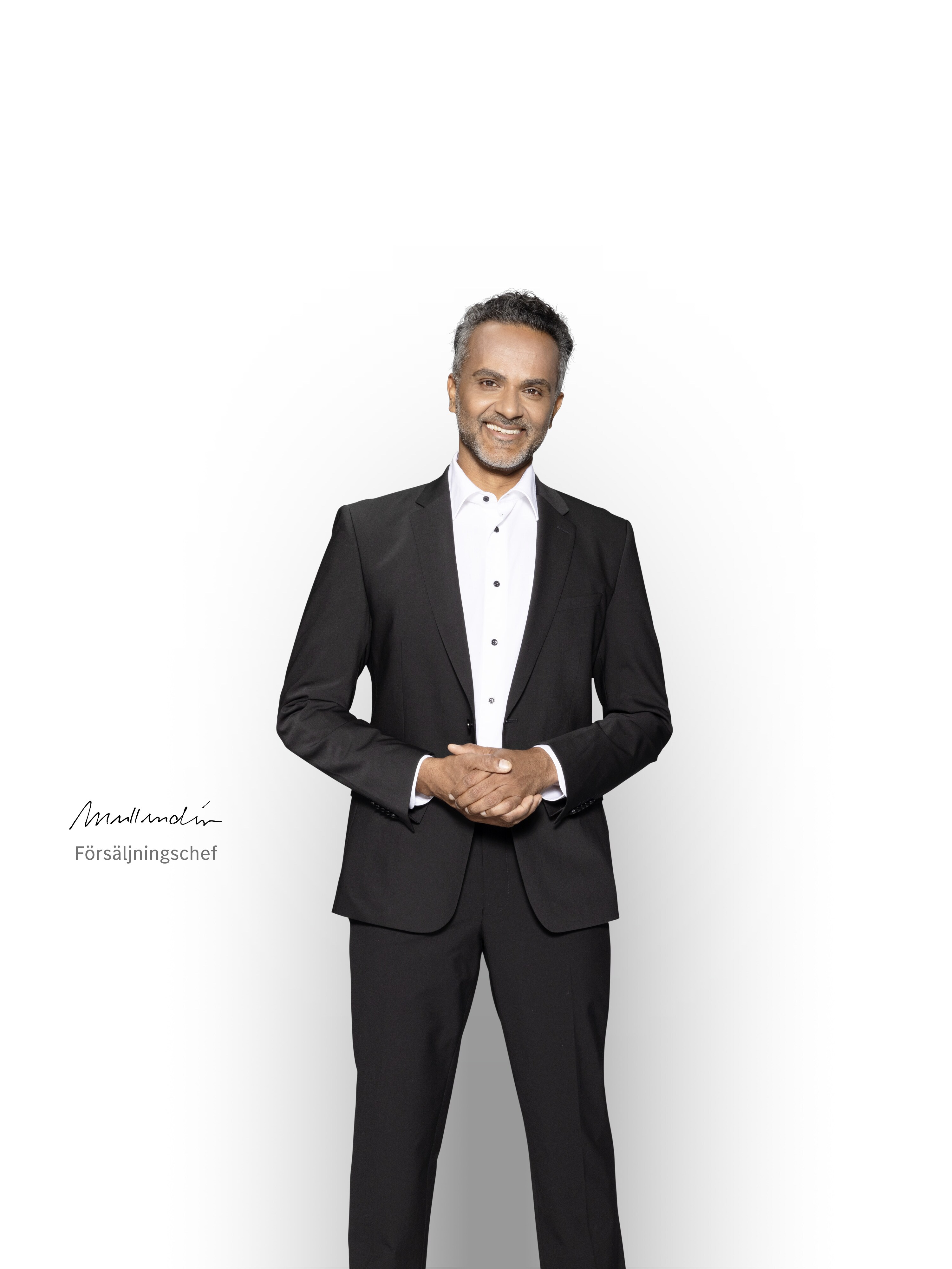 En leende ansvarig försäljningschef som ser till att din elektriska transportbil från Mercedes-Benz tas om hand på bästa sätt.