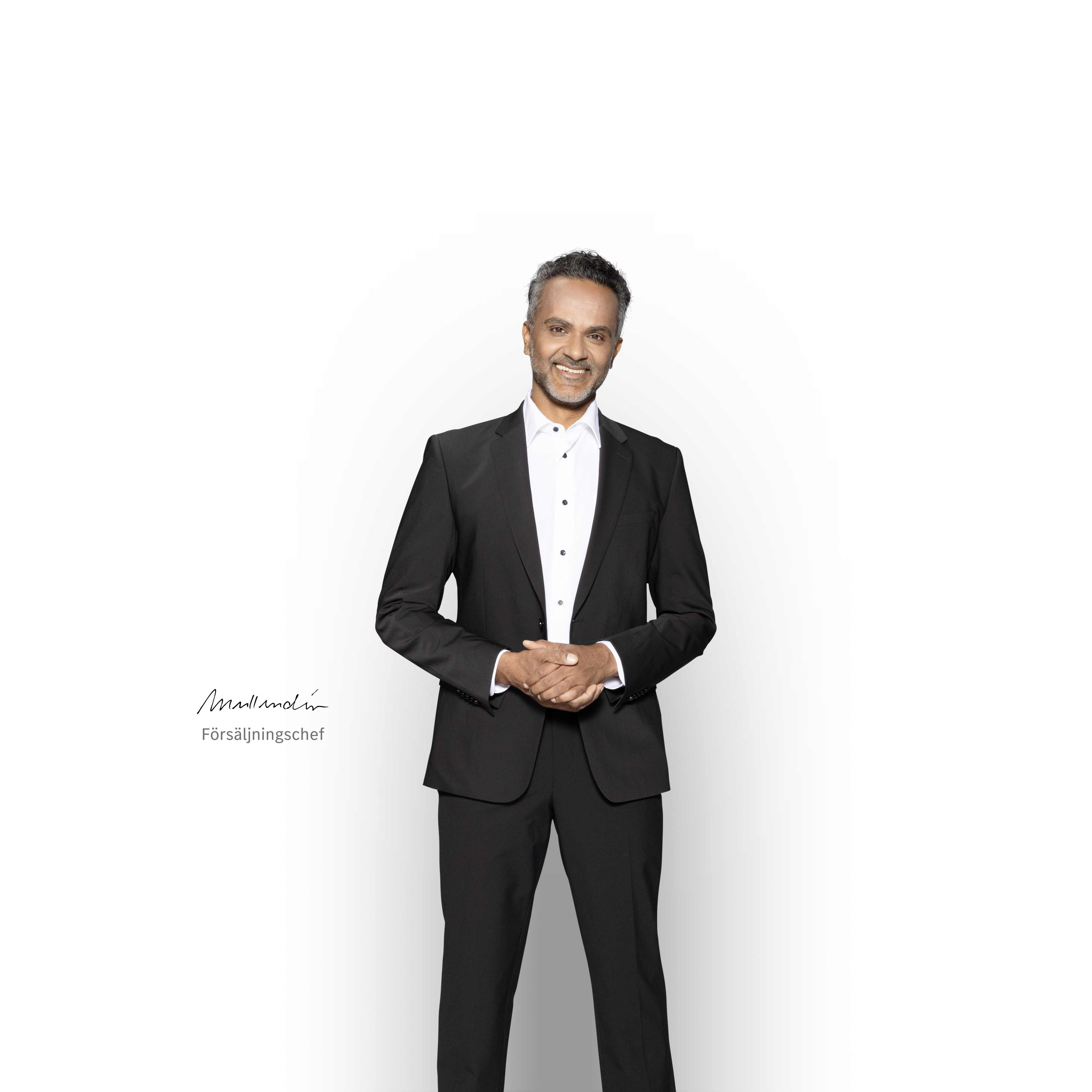 Mercedes-Benz | Service av elbilar En leende ansvarig försäljningschef som ser till att din elektriska transportbil från Mercedes-Benz tas om hand på bästa sätt.