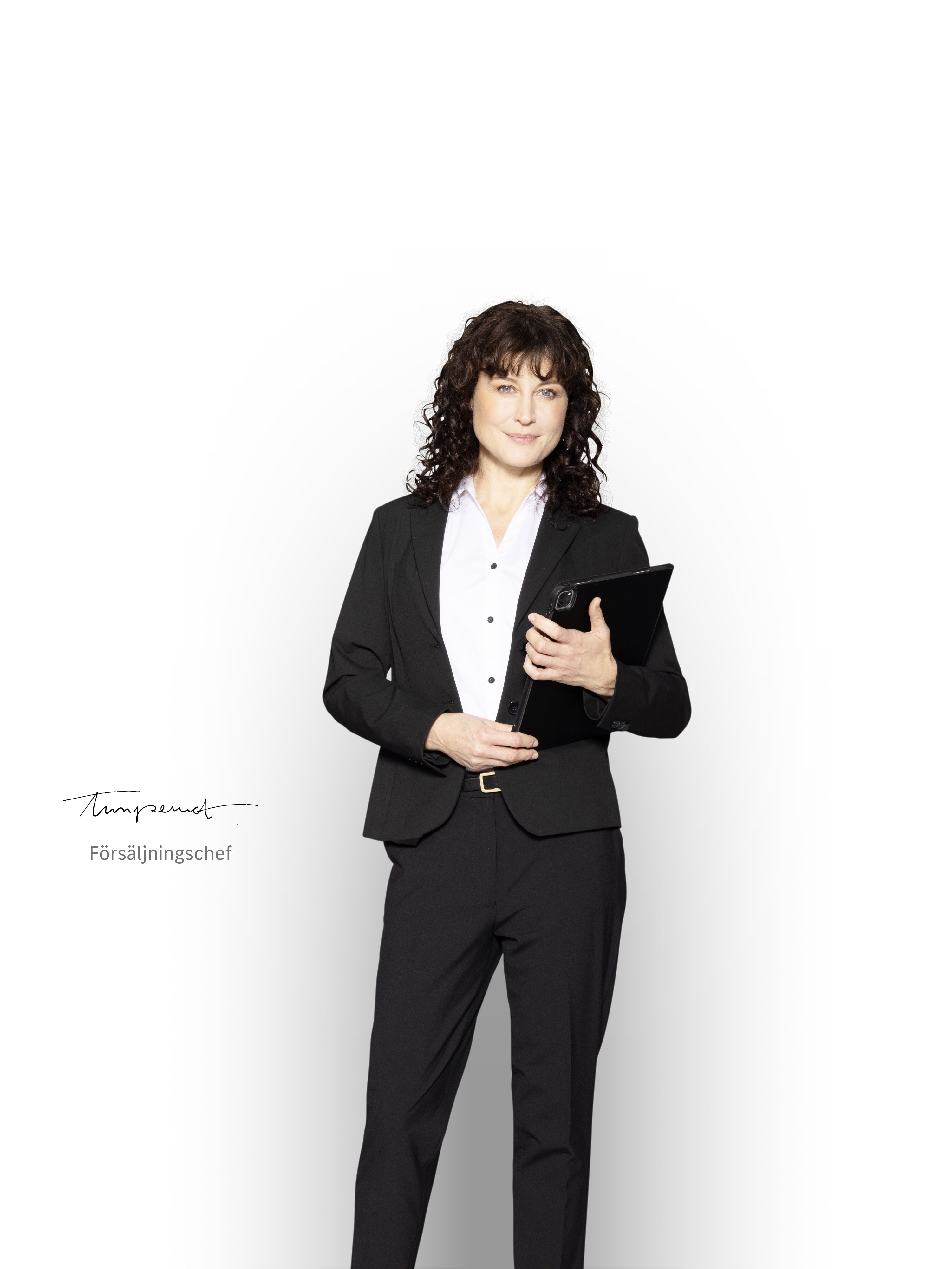 En försäljningschef på Mercedes-Benz med en surfplatta, redo att informera om servicepaketen.