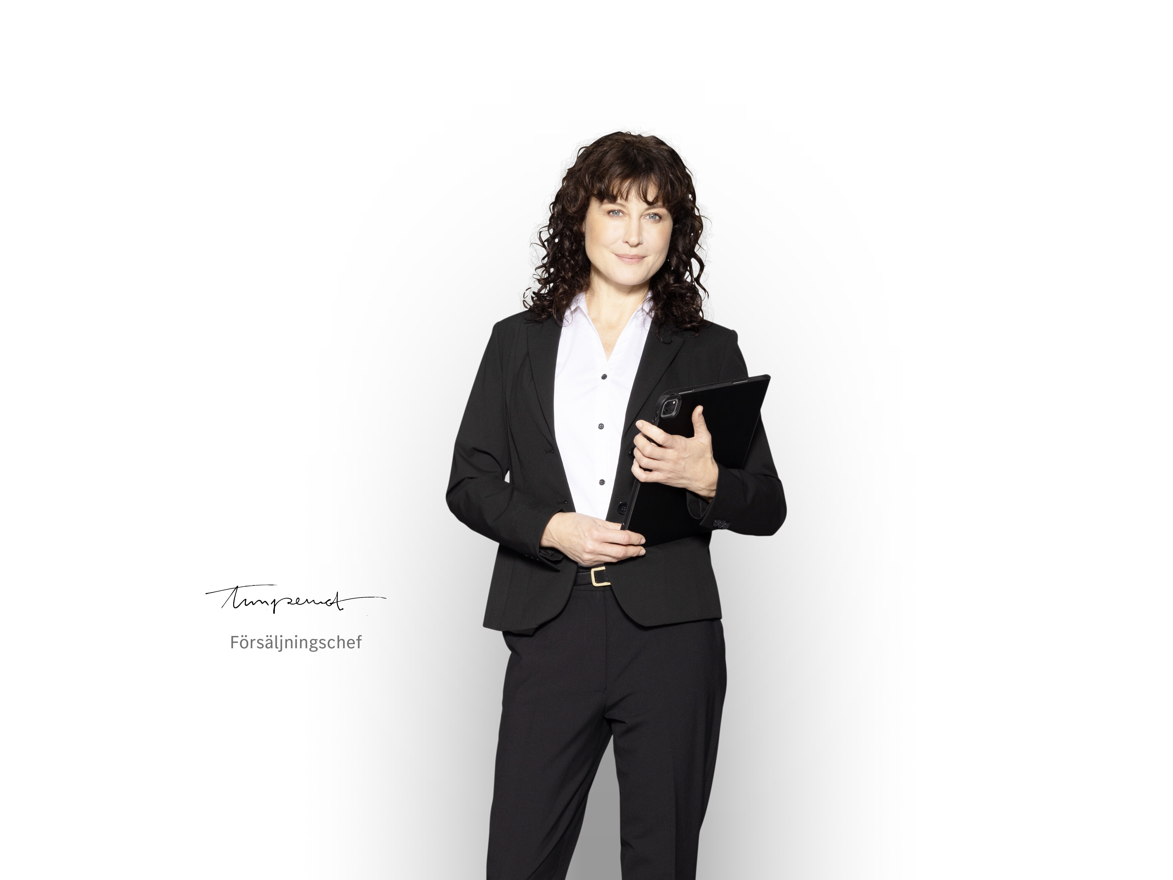 Mercedes-Benz försäljningschef med surfplatta i handen, redo att informera om nybilsgarantin.