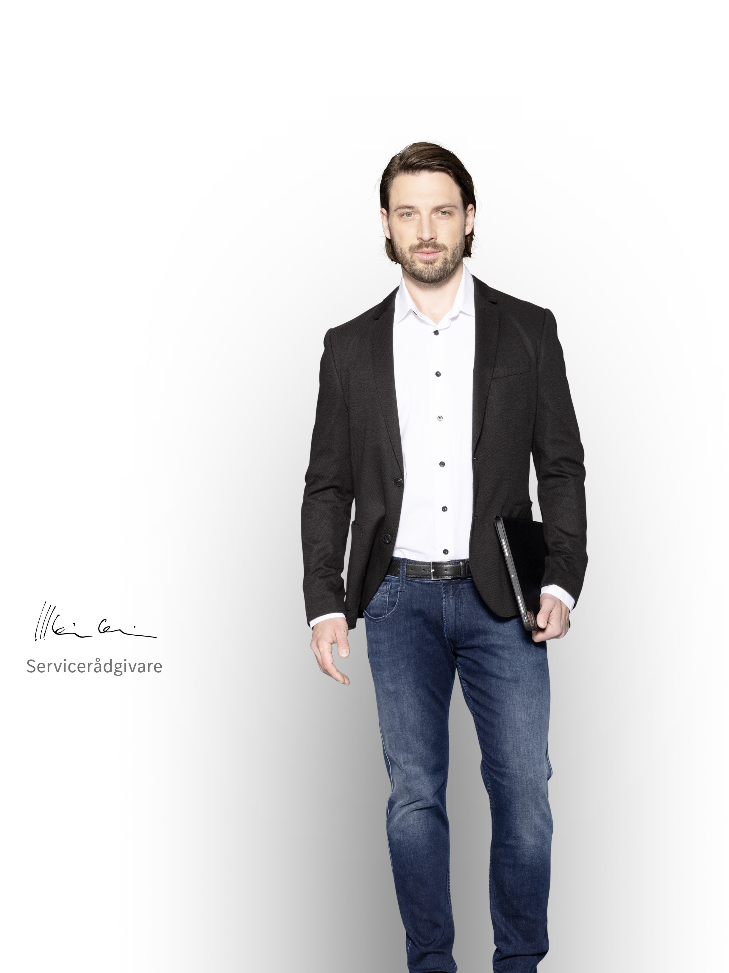 En leende servicerådgivare som är redo att hjälpa dig med din vagnpark med Mercedes-Benz-bilar.