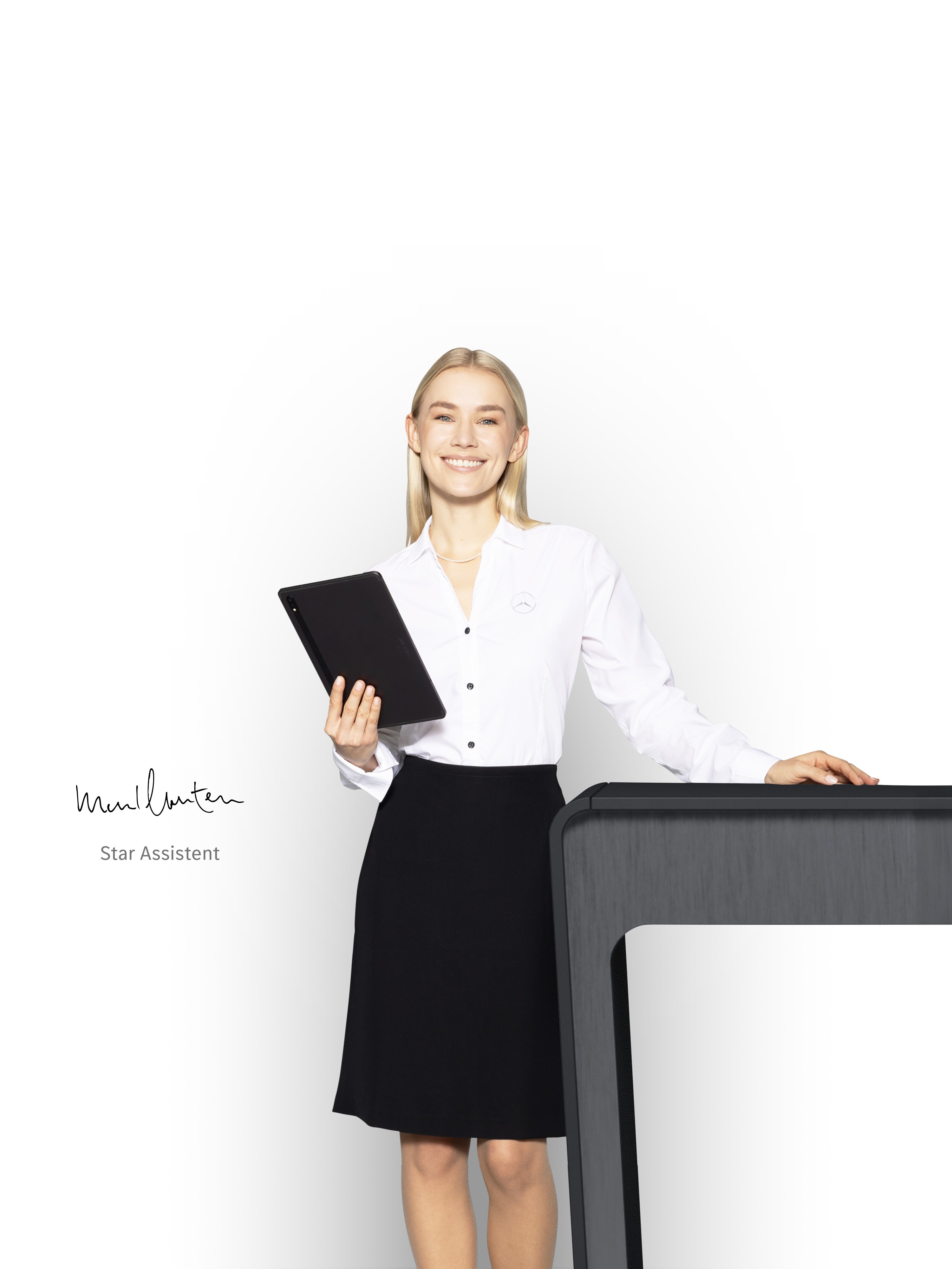 En kvinna, star assistant, står med en surfplatta i handen för att ge kompetent hjälp.