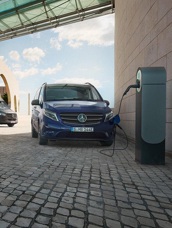 En Mercedes-Benz eCitan laddar vid laddstolpe