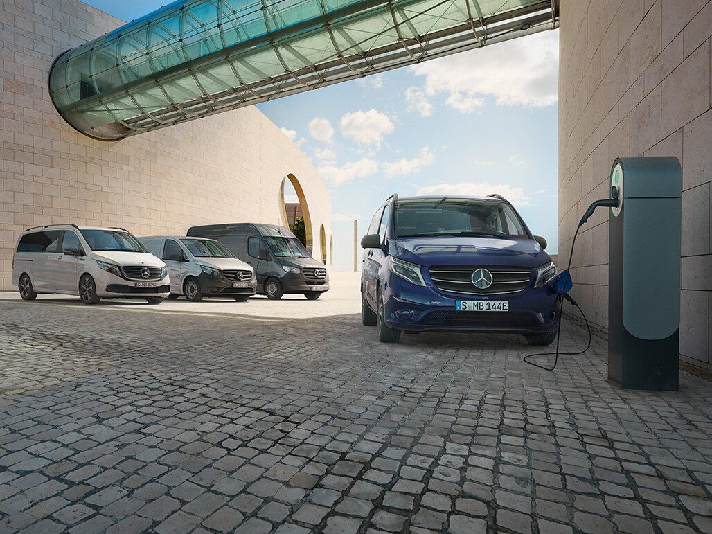 En Mercedes-Benz eCitan laddar vid laddstolpe