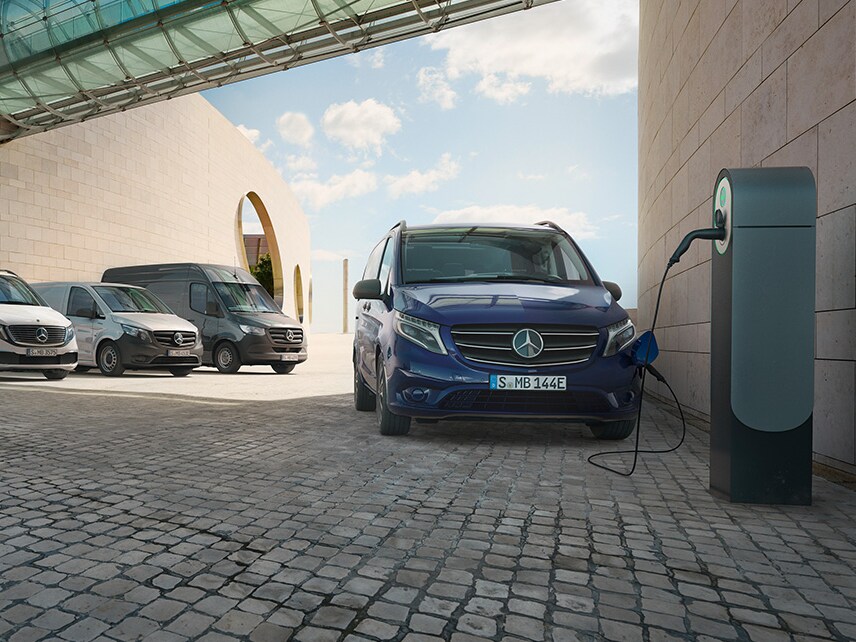 En Mercedes-Benz eCitan laddar vid laddstolpe