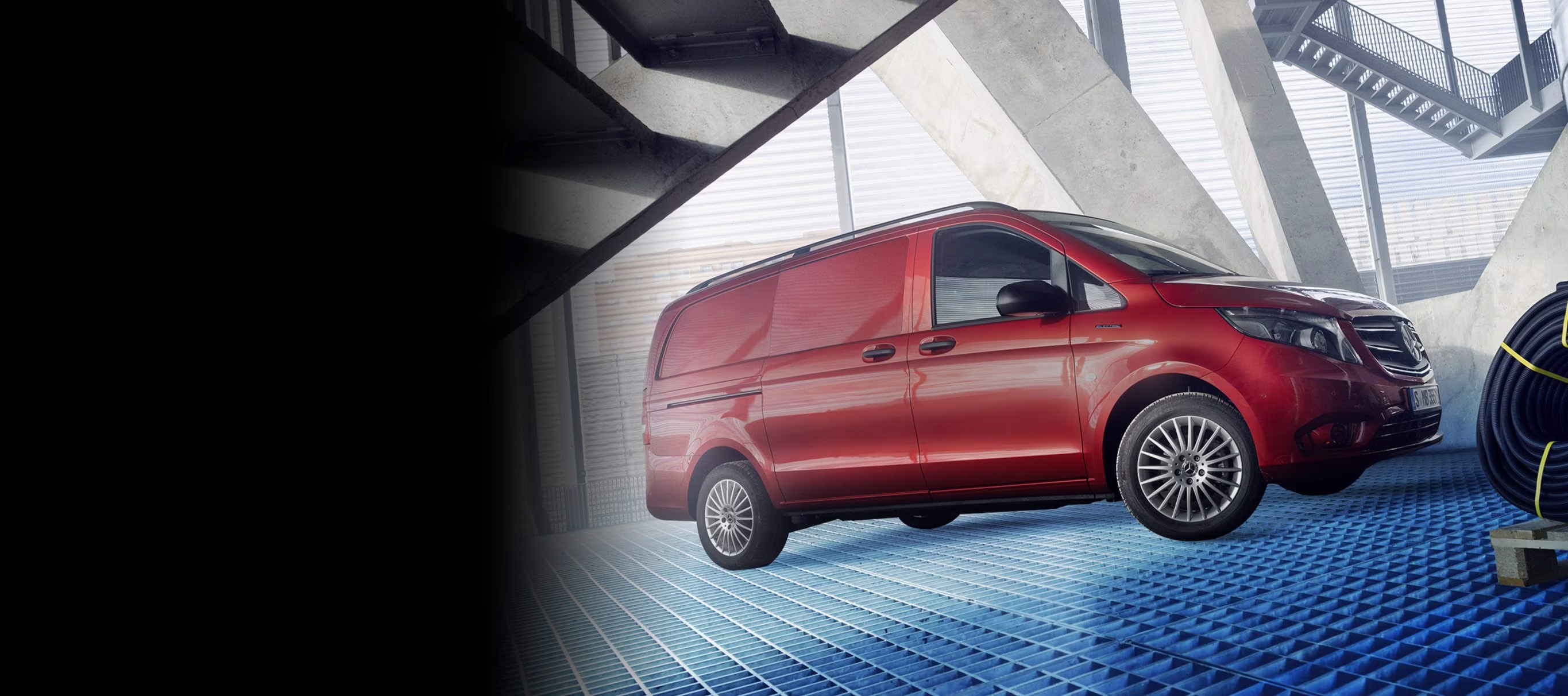 Elbilar och ekonomi | Mercedes-Benz Transportbilar Röd transportbil från Mercedes-Benz sedd snett framifrån