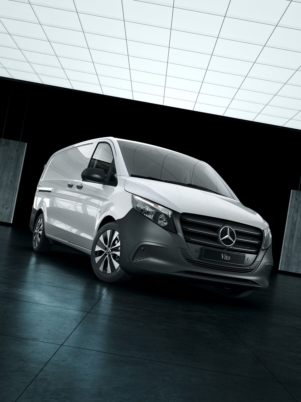 Vit Vito Skåpbil sedd snett framifrån