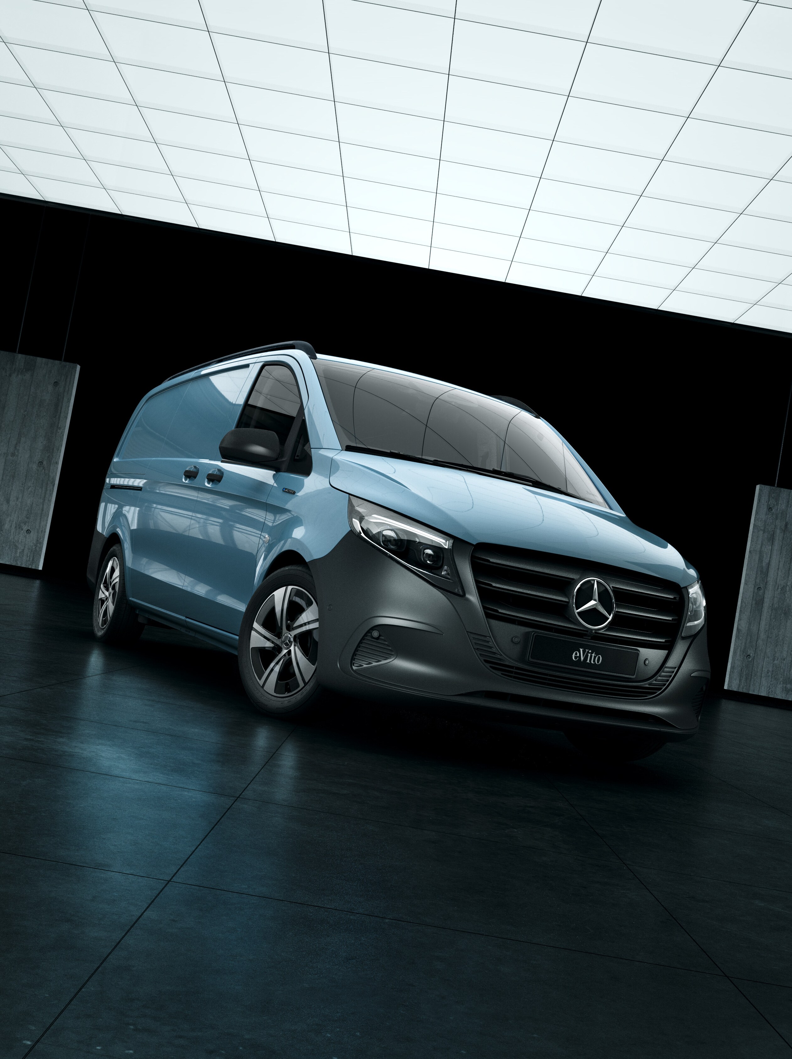 Blå eVito Skåpbil från Mercedes-Benz sedd snett framifrån